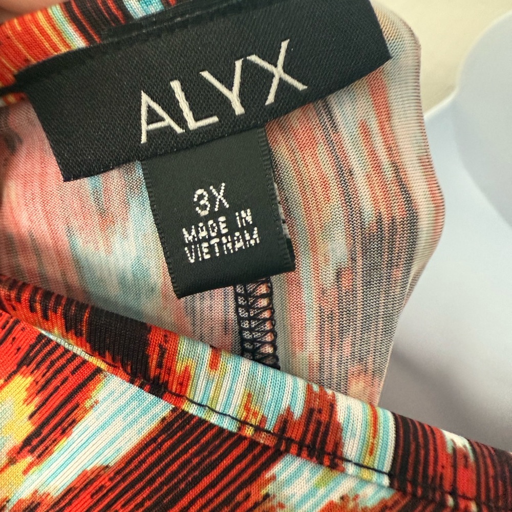 Plus Size Colorful Patterned Women's Top - Picture 5 of 7